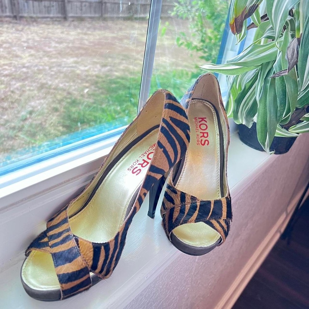 Michael kors animal print fur open toe sandals heels

Michael kors Peephole heel
